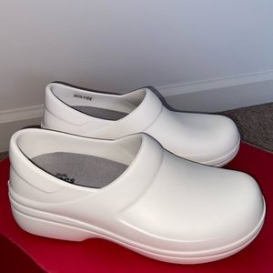 Crocs womens Neria Pro II clog white in size 8.